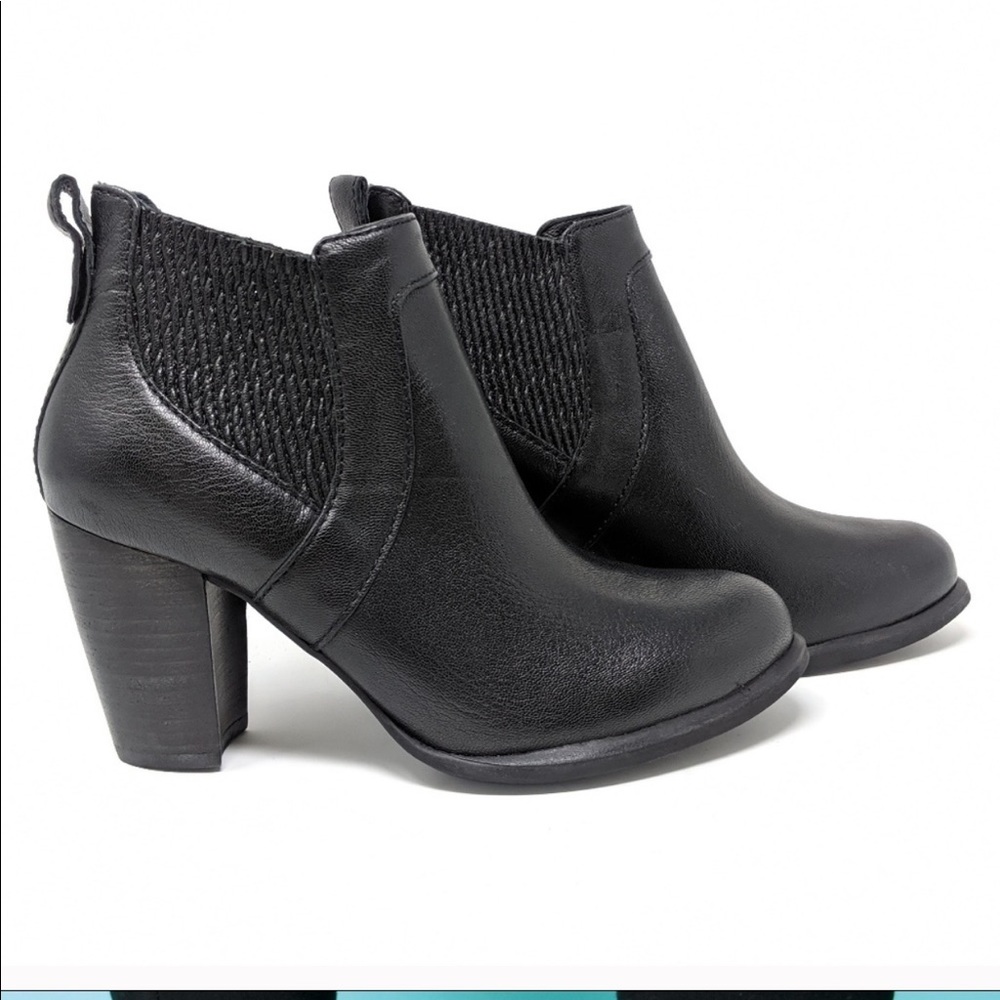 UGG Cobi II black leather ankle booties size 7.